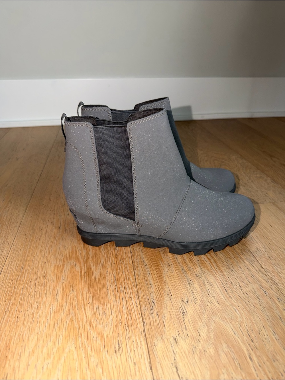 Sorel women’s Gray Chelsea Boots